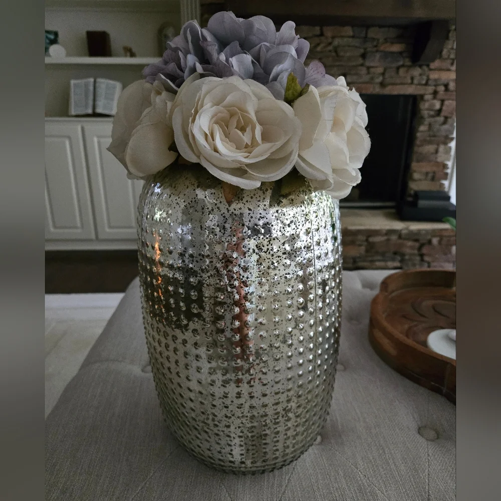 Inspire Me Home Decor Elegant Gold Hammered Vase with White and Purple Flowers
